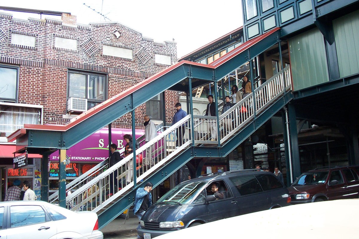 Jackson Heights, NY - Roosevelt Avenue / 74th Street – Wikipedia, wolna encyklopedia